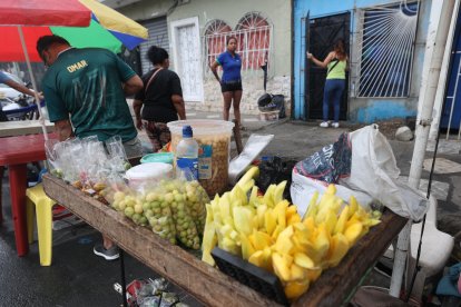 Ricuras en la calle, mango, grosella con sal y limón. Una delicia.
