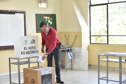 Andrés Páez llegó sin simpatizantes pasadas las 08:00.