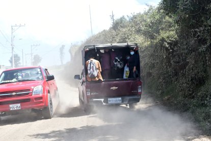 Los habitantes alquilan camionetas para ingresar o salir de ese barrio.