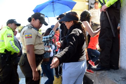 El pleito tuvo que ser detenido por policías.