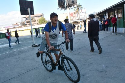 El votante decidió hacer ejercicio para no abarrotar las calles con un auto más.