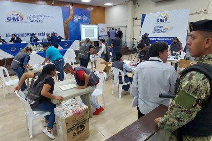 Las urnas llegaron escoltadas por militares.