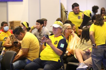 Simpatizantes de Viteri estaban con caras largos en su recinto, pues iban perdiendo los comicios.