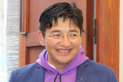 John Vinueza, candidato a alcalde de Riobamba, lidera los escrutinios de las votaciones.