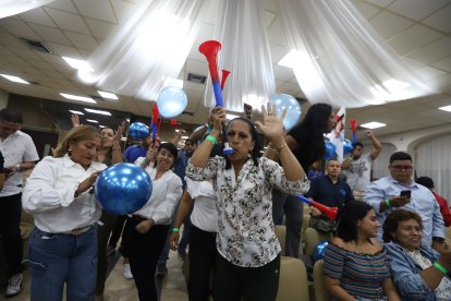 Los simpatizantes de la Revolución Ciudadana celebraron hasta más de las 22:00 en un hotel del centro de Guayaquil el triunfo virtual de Aquiles Álvarez.