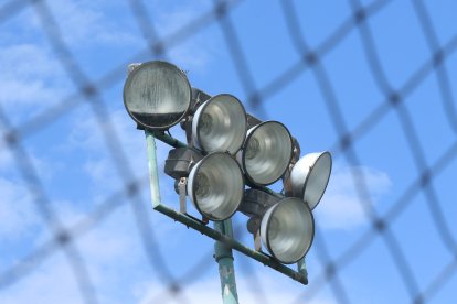 La luminaria pública del sector no funciona, está de adorno.