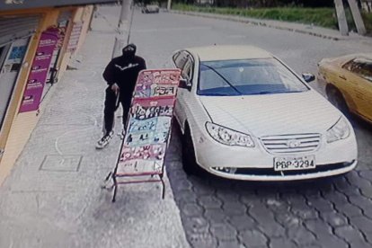 Los 'choros' se movilizan en un auto blanco.