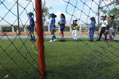 La malla de nylon del lugar donde entrenan tiene huecos en varios sectores.