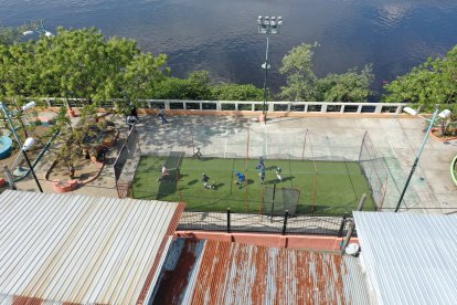 Los ‘minipeloteros’ entrenan en un pequeño espacio sobre el parque lineal de la cooperativa Esmeraldas Chiquito.