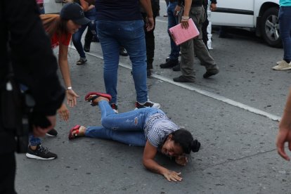 Esta mujer llora desconsolada al corroborar que uno de los fallecidos es su ser querido.