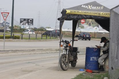 En un tramo del vial hay un pequeño puesto de guardianía privada que ayuda ahuyentado a los delincuentes.