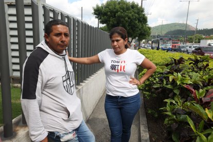 Familiares de Deysi Moreno Vera llegaron al Laboratorio de Criminalística para  retirar su cuerpo. Estaban consternados.