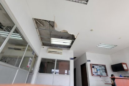 El tumbado de la UPC está en mal estado, también faltan sillas para recibir a los ciudadanos.