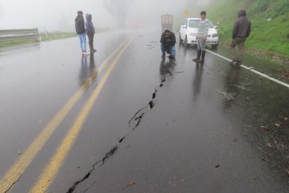 Por los daños en la vía, el Ministerio de Obras Públicas cerró el paso en la noche.