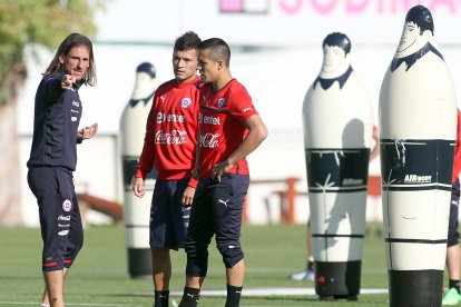 Sebastian Beccacece (i) afirmó que le entusiasma la idea de dirigir a Ecuador.