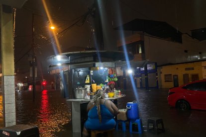 Comerciantes venden en pleno aguacero.