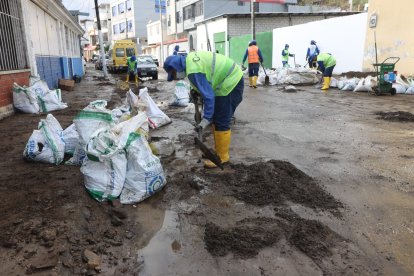 Personal de Urvaseo se encuentra en el sitio retirando los escombros.