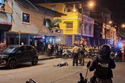 La víctima  quedó tendida sobre la calle Calderón.