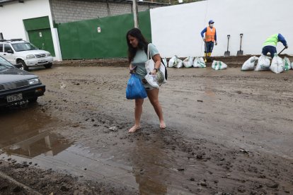 El lodo y agua causaron molestias a los residentes.