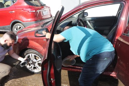 Don Joffre retira el agua que ingresó a su carro.