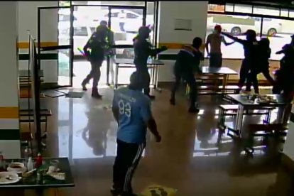 En la cámara de seguridad de un local de comidas quedó  grabado el hecho.