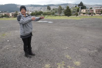 Gloria Illescas muestra el terreno que esperan que el Municipio les arriende.