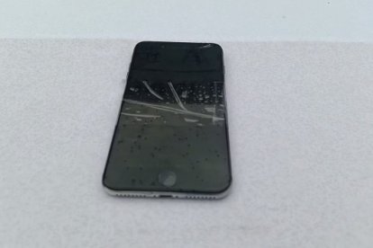 En este teléfono habría evidencia relacionado con el delito.