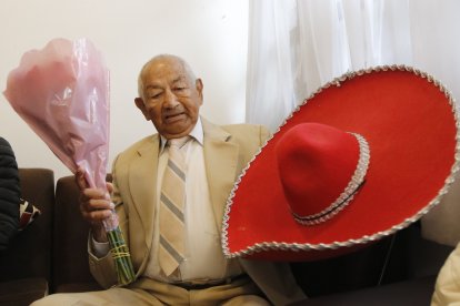Mario Acosta cumplió 87 años en enero. Lo celebró cantando.