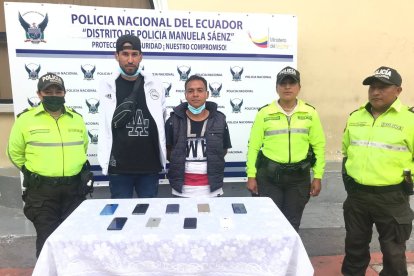 Ambos sujetos son extranjeros.