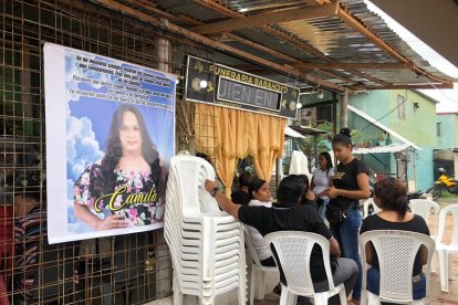 Solo familiares y vecinos estuvieron en el velatorio de quien fue reina del Orgullo de Babahoyo.