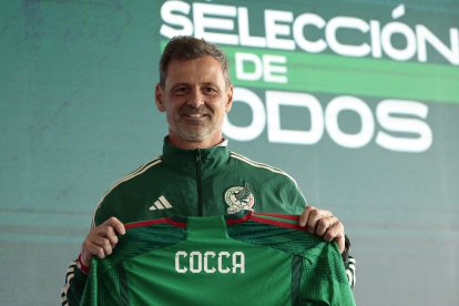 El argentino Diego Cocca (c) fue presentado como el nuevo seleccionador de México de cara a las eliminatorias para el Mundial de 2026.