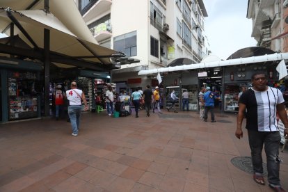 En la avenida Simón Bolívar, frente al portón Villamil del Malecón, se debe caminar por los módulos.