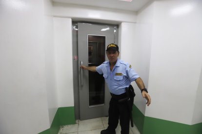 El guardia de seguridad recibe muy atento a los clientes de Don Caicedo, les abre la puerta del ascensor y les indica por dónde ir.