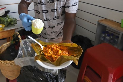 Este platillo, elaborado plátano verde, maní y pescado, es servido con una porción de arroz.