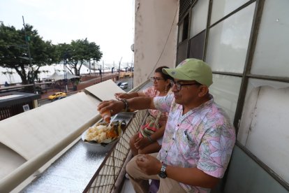 A este lugar llegan clientes desde diferentes zonas de Guayaquil, para disfrutar del bollo y de la vista al río Guayas.