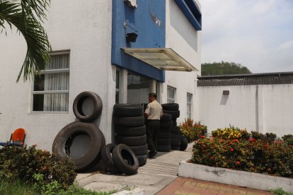 Una de las unidades atacadas, en Bellavista, hasta el jueves aún tenía llantas, a modo de protección.