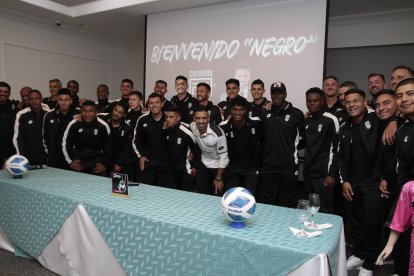 El Negro Figueroa (c) fue recibido por sus nuevos compañeros, cuerpo técnico y dirigentes.