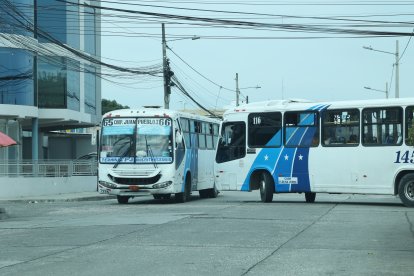 Conductores y peatones se quejan por el caos que se genera en esta esquina, debido a que los choferes de buses se reportan con los ‘tarjeteros’.