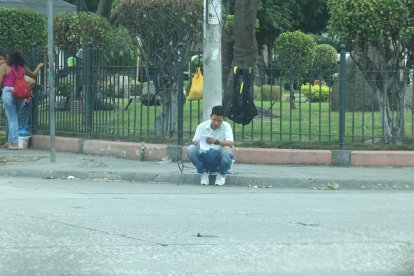 Los controladores, con una libreta en su mano, esperaban a dos buses que pasaran por esa esquina.