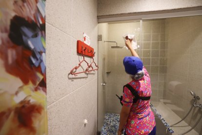 Joselyn es una de las encargadas de limpiar las escenas moteleras.