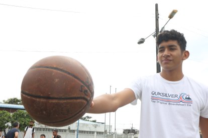 Ha jugado en varios equipos y ha estado en la selección de básquet de  Guayas y del Ecuador.