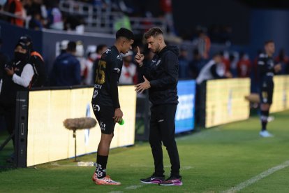 El técnico Martín Anselmi habló con Kendry Páez previo a su primer juego con los rayados.