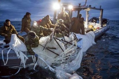 Los militares estadounidenses buscando restos del objeto destruido.