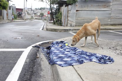 En el bloque 22 de Flor de Bastión aún quedaba una sábana con la que taparon el cadáver.