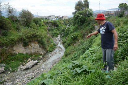 1. Jorge Cano muestra el deterioro del talud de la quebrada.