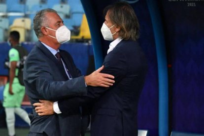 El Tigre Gareca (d) detalló que mantuvo diálogos con su compatriota Gustavo Alfaro (i).