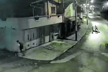 En un video se registra el ataque armado al policía, su intento de defenderse y la participación de los menores de edad.