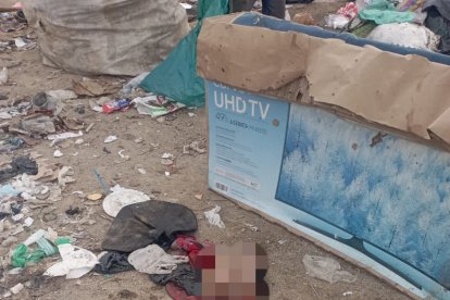 Agentes de Perú y Ecuador siguen con las investigaciones y confirmar si esta parte humana corresponde a un cuerpo sin cabeza que hallaron en Perú.