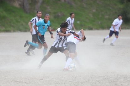 Jeremy Andrango (c) demostró fuerza, velocidad y técnica en la final de la liga San Roque.
