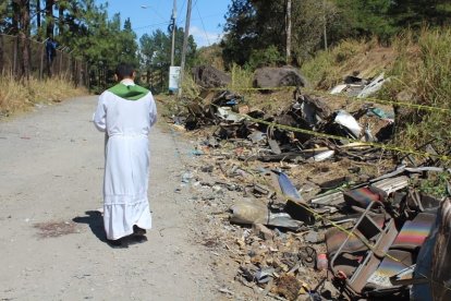 En el sitio del accidente hasta ayer quedaban restos del bus accidentado. Un cura realizó una ceremonia en el lugar.